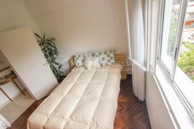 Apartamento en Pocitos, 2 dormitorios y 1 baño, Al Frente, 400 mts de Rambla, con Estufa a Leña y con Balcón - U$ 175.000