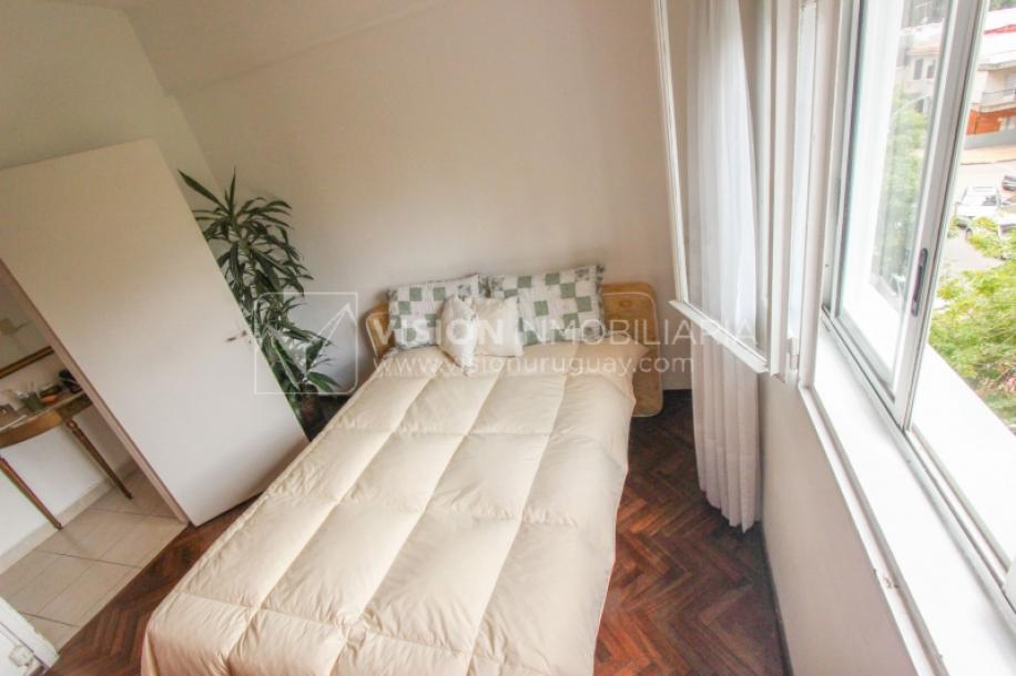 Apartamento en Pocitos, 2 dormitorios y 1 baño, Al Frente, 400 mts de Rambla, con Estufa a Leña y con Balcón - U$ 175.000-35