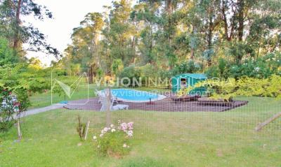 Chacra de 15 hás con el confort de hermosa casa reciclada, barbacoa y piscina climatizada.