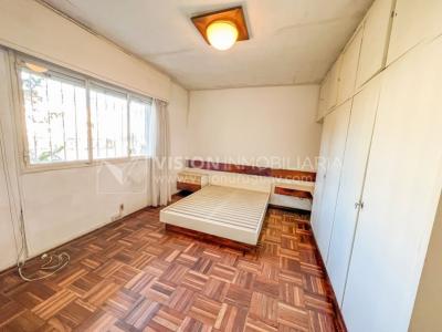 Casa en Venta de 3 Dormitorios, 2 Baños, Garaje, Jardín y Patio. 130 m2 construidos en Propiedad Horizontal -padrón de 290 m2-, en Malvín Sur a 50 mts. de Plaza Italia. U$ 220.000