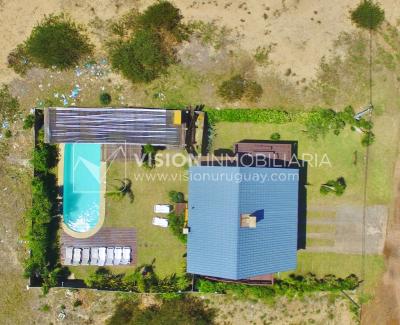 Espectacular Casa en Punta del Diablo a pasos del mar; piscina climatizada, barbacoa, chillout.