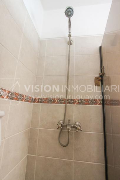 Casa inmaculada, reciclaje gran nivel, diseño y confort, Padrón Único, Punta Carretas; 3 dorm y 3 baños, barbacoa cerrada y terraza al frente, patio interior, 202 m2 construidos. A 20 mts. de Rambla, vista lateral al mar.-98