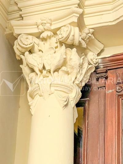 Oportunidad de Inversión: Venta de Mansión de 1905 de prestancia Señorial. Son 676 m2 en 2 plantas. Inmaculada, gran nivel. Amueblada. Ciudad Vieja. Terreno de 393 m2. Fachada de 10,5 mts. por calle Misiones. Protección Patrimonial grado 3 - U$ 507.1