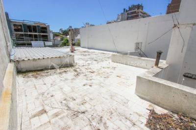 Padrón Único de 280 m2 en Punta Carretas a 50 mts. de Rambla. 132 m2 construidos. Ideal para proyectar su casa, edificio de 3 o 4 pisos, empresa, local gastronómico o restaurante, clínica, instituto u otro. Originalmente 2 dorm y 2 baños, garaje, pat