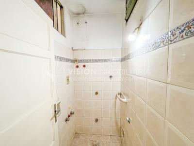 Casa en Venta de 3 Dormitorios, 2 Baños, Garaje, Jardín y Patio. 130 m2 construidos en Propiedad Horizontal -padrón de 290 m2-, en Malvín Sur a 50 mts. de Plaza Italia. U$ 220.000