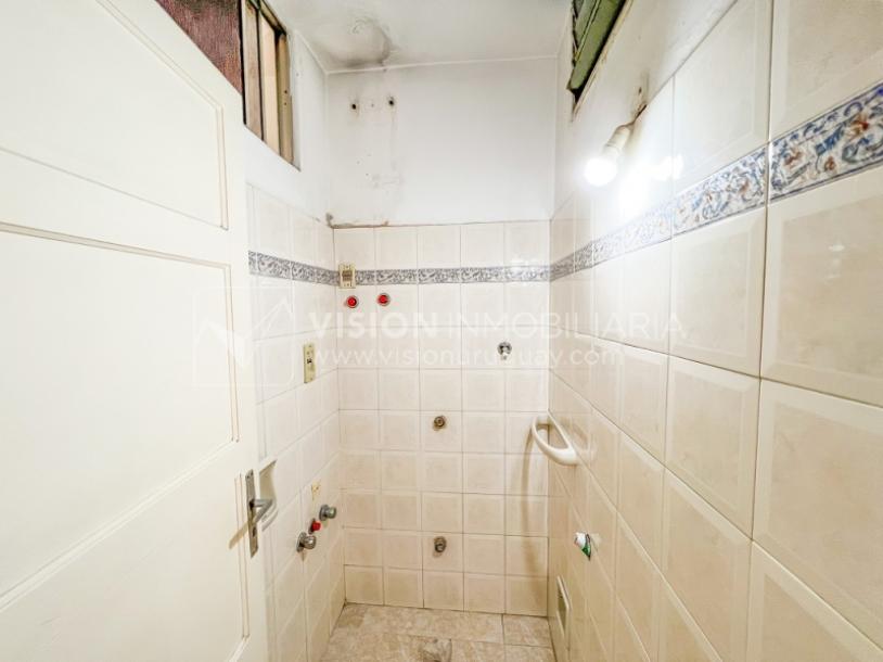 Casa en Venta de 3 Dormitorios, 2 Baños, Garaje, Jardín y Patio. 130 m2 construidos en Propiedad Horizontal -padrón de 290 m2-, en Malvín Sur a 50 mts. de Plaza Italia. U$ 220.000-83