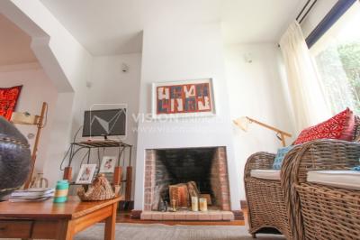 Casa inmaculada, reciclaje gran nivel, diseño y confort, Padrón Único, Punta Carretas; 3 dorm y 3 baños, barbacoa cerrada y terraza al frente, patio interior, 202 m2 construidos. A 20 mts. de Rambla, vista lateral al mar.