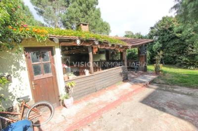 Casa moderna 2 dorm, 2 baños, 409 m2 terreno y 157m2 construidos, Fortin de Santa Rosa, con buen fondo y barbacoa, Garaje.