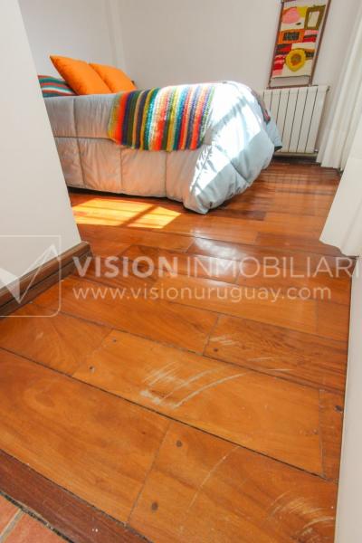 Casa inmaculada, reciclaje gran nivel, diseño y confort, Padrón Único, Punta Carretas; 3 dorm y 3 baños, barbacoa cerrada y terraza al frente, patio interior, 202 m2 construidos. A 20 mts. de Rambla, vista lateral al mar.