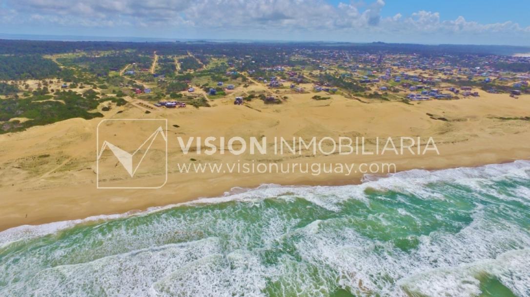 Espectacular Casa en Punta del Diablo a pasos del mar; piscina climatizada, barbacoa, chillout.-111