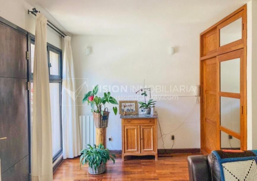 Casa inmaculada, reciclaje gran nivel, diseño y confort, Padrón Único, Punta Carretas; 3 dorm y 3 baños, barbacoa cerrada y terraza al frente, patio interior, 202 m2 construidos. A 20 mts. de Rambla, vista lateral al mar.-8