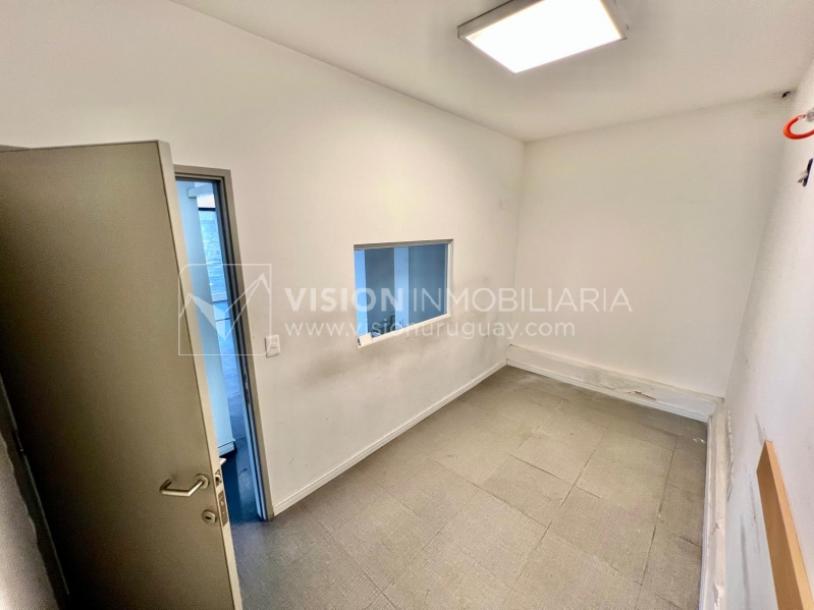 Oportunidad Alquiler de Local Comercial en la Esquina de Av Gral Rivera y Mario Cassinoni casi Bvar Artigas. $100.000 pesos mensuales, sin GC. Son 95 m2, Planta Baja.-31