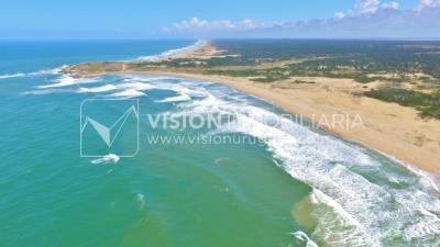 Espectacular Casa en Punta del Diablo a pasos del mar; piscina climatizada, barbacoa, chillout.