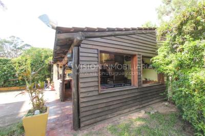 Casa moderna 2 dorm, 2 baños, 409 m2 terreno y 157m2 construidos, Fortin de Santa Rosa, con buen fondo y barbacoa, Garaje.