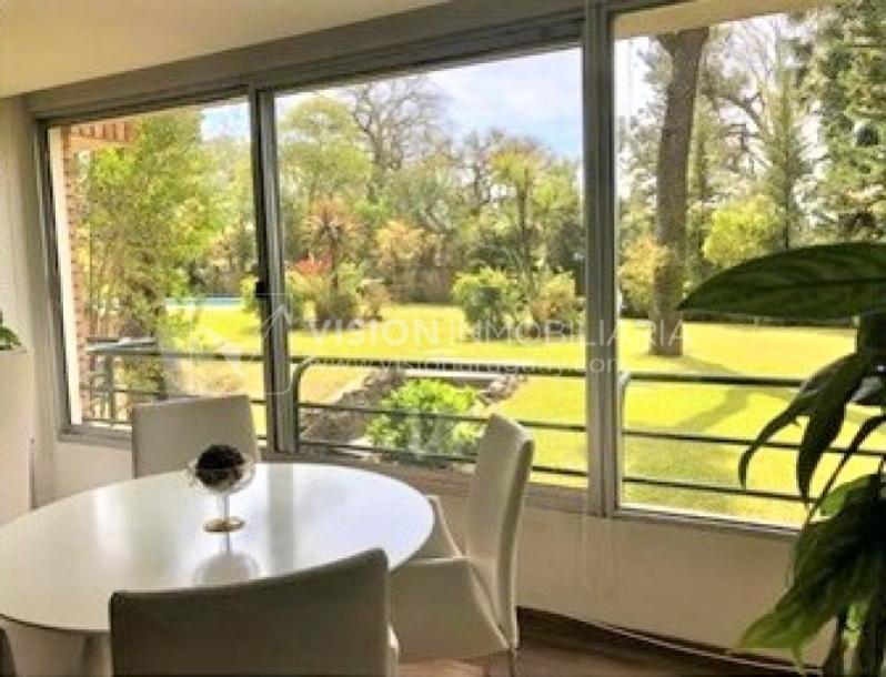 Alquile U$S 3.900 /mes - Distinguido Apartamento en Carrasco de 234 m2, 4 Dormitorios más Servicio, 2 Garajes.-3