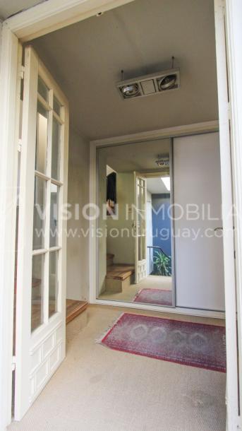 Casa de diseño, Padrón Único, Pocitos; 2 dorm en Suite, enorme salón doble altura, terreno 219 m2 con buen fondo y parrillero, 203 m2 construidos, Garaje.-23