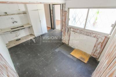 Padrón Único de 280 m2 en Punta Carretas a 50 mts. de Rambla. 132 m2 construidos. Ideal para proyectar su casa, edificio de 3 o 4 pisos, empresa, local gastronómico o restaurante, clínica, instituto u otro. Originalmente 2 dorm y 2 baños, garaje, pat