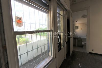 Padrón único de 641m2 en Pocitos con Casa de 13 ambientes, 302m2 construidos.