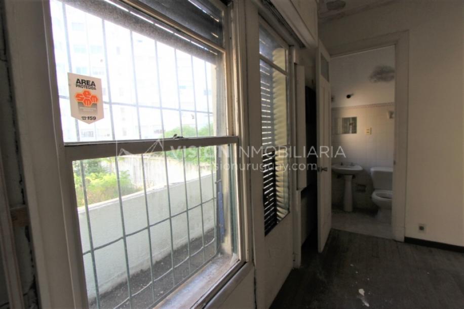 Padrón único de 641m2 en Pocitos con Casa de 13 ambientes, 302m2 construidos.-59