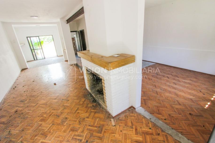 Padrón Único de 280 m2 en Punta Carretas a 50 mts. de Rambla. 132 m2 construidos. Ideal para proyectar su casa, edificio de 3 o 4 pisos, empresa, local gastronómico o restaurante, clínica, instituto u otro. Originalmente 2 dorm y 2 baños, garaje, pat-8