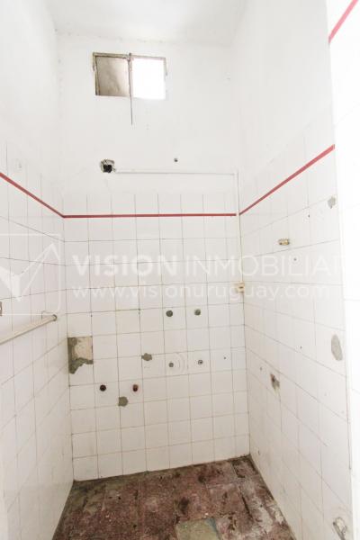 Padrón Único de 280 m2 en Punta Carretas a 50 mts. de Rambla. 132 m2 construidos. Ideal para proyectar su casa, edificio de 3 o 4 pisos, empresa, local gastronómico o restaurante, clínica, instituto u otro. Originalmente 2 dorm y 2 baños, garaje, pat