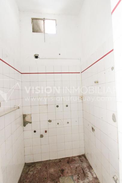 Padrón Único de 280 m2 en Punta Carretas a 50 mts. de Rambla. 132 m2 construidos. Ideal para proyectar su casa, edificio de 3 o 4 pisos, empresa, local gastronómico o restaurante, clínica, instituto u otro. Originalmente 2 dorm y 2 baños, garaje, pat-21