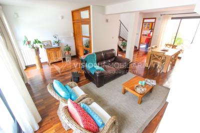 Casa inmaculada, reciclaje gran nivel, diseño y confort, Padrón Único, Punta Carretas; 3 dorm y 3 baños, barbacoa cerrada y terraza al frente, patio interior, 202 m2 construidos. A 20 mts. de Rambla, vista lateral al mar.