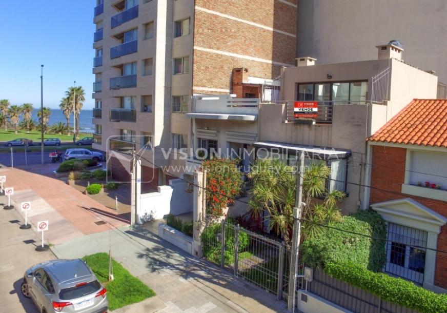 Casa inmaculada, reciclaje gran nivel, diseño y confort, Padrón Único, Punta Carretas; 3 dorm y 3 baños, barbacoa cerrada y terraza al frente, patio interior, 202 m2 construidos. A 20 mts. de Rambla, vista lateral al mar.-111