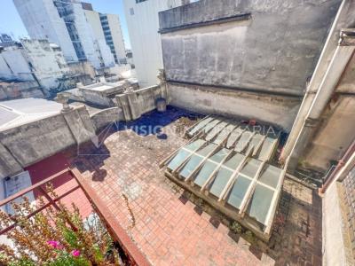 Venta de Palacete: Mansión señorial de 1913 de 690 m2 interiores y 224 de terrazas; 4 plantas, una reciclada inmaculada de gran nivel, completamente Amueblada. Ciudad Vieja. Inversión: U$ 400.000 dólares