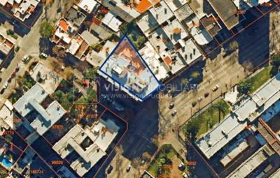 Apartamento con Renta en Venta al frente 2 Dormitorios 2 Baños, La Blanqueada, Av. 8 de Octubre, en Piso 3. Semiequipado. Amenities: 3 Parrilleros, gran Patio Juegos para Niños. Portería y Vigilancia