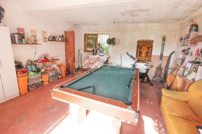 Casa moderna 2 dorm, 2 baños, 409 m2 terreno y 157m2 construidos, Fortin de Santa Rosa, con buen fondo y barbacoa, Garaje.