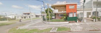 Casa en Venta de 3 Dormitorios, 2 Baños, Garaje, Jardín y Patio. 130 m2 construidos en Propiedad Horizontal -padrón de 290 m2-, en Malvín Sur a 50 mts. de Plaza Italia. U$ 220.000