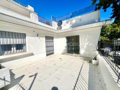 Apartamento Duplex en Venta ideal Renta. Al frente, 4 Dormitorios y 2 Baños, La Unión sobre Av. 8 de Octubre, Piso 1 por escalera, reciclado, impecable para entrar ya. 204 m2 totales 111 m2 interiores + 93 m2 Terrazas. Parrillero.