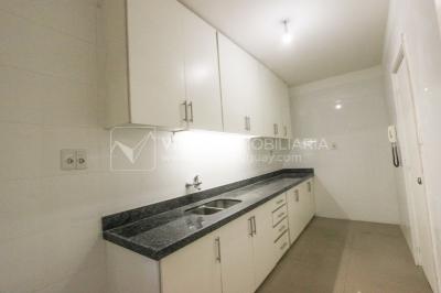 Apto Pocitos esq. Rambla, 3 Dorm 2 Baños, Cocina definida, 2do Piso al Frente, Garaje.