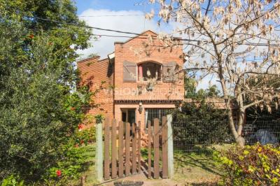 Casa moderna 2 dorm, 2 baños, 409 m2 terreno y 157m2 construidos, Fortin de Santa Rosa, con buen fondo y barbacoa, Garaje.
