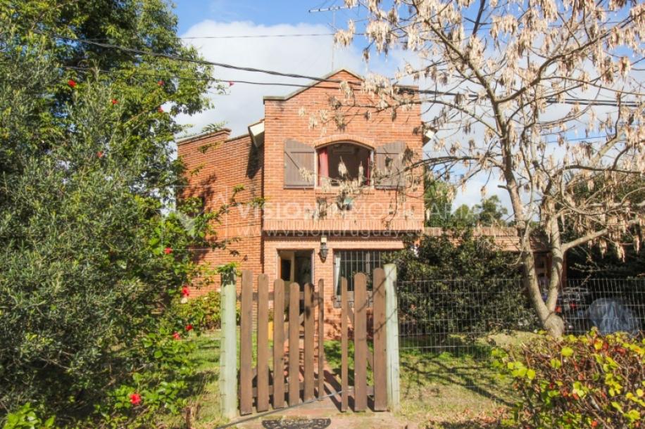 Casa moderna 2 dorm, 2 baños, 409 m2 terreno y 157m2 construidos, Fortin de Santa Rosa, con buen fondo y barbacoa, Garaje.-4