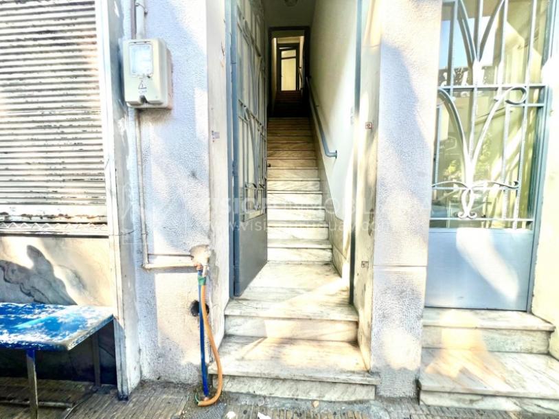 Apartamento Duplex en Venta ideal Renta. Al frente, 4 Dormitorios y 2 Baños, La Unión sobre Av. 8 de Octubre, Piso 1 por escalera, reciclado, impecable para entrar ya. 204 m2 totales 111 m2 interiores + 93 m2 Terrazas. Parrillero.-4