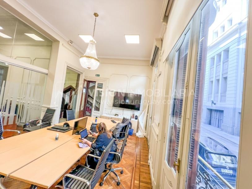 Oportunidad de Inversión: Venta de Mansión de 1905 de prestancia Señorial. Son 676 m2 en 2 plantas. Inmaculada, gran nivel. Amueblada. Ciudad Vieja. Terreno de 393 m2. Fachada de 10,5 mts. por calle Misiones. Protección Patrimonial grado 3 - U$ 507.1-18