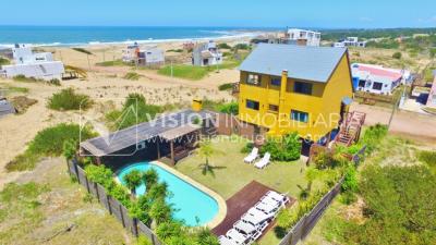 Espectacular Casa en Punta del Diablo a pasos del mar; piscina climatizada, barbacoa, chillout.