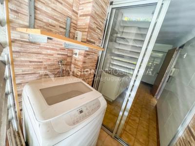 Apartamento con Renta en Venta al frente 2 Dormitorios 2 Baños, La Blanqueada, Av. 8 de Octubre, en Piso 3. Semiequipado. Amenities: 3 Parrilleros, gran Patio Juegos para Niños. Portería y Vigilancia