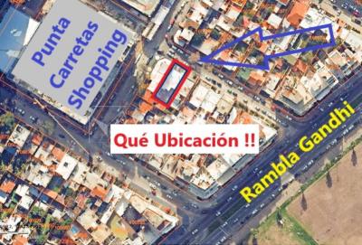 Padrón Único de 280 m2 en Punta Carretas a 50 mts. de Rambla. 132 m2 construidos. Ideal para proyectar su casa, edificio de 3 o 4 pisos, empresa, local gastronómico o restaurante, clínica, instituto u otro. Originalmente 2 dorm y 2 baños, garaje, pat