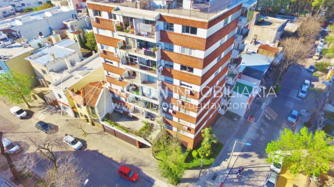Acogedor apartamento en Pocitos, 3 dormitorios y 2 baños, cocina definida, todo al frente.-46