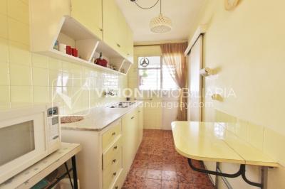 Acogedor apartamento en Pocitos, 3 dormitorios y 2 baños, cocina definida, todo al frente.