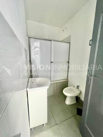 Apartamento Duplex en Venta ideal Renta. Al frente, 4 Dormitorios y 2 Baños, La Unión sobre Av. 8 de Octubre, Piso 1 por escalera, reciclado, impecable para entrar ya. 204 m2 totales 111 m2 interiores + 93 m2 Terrazas. Parrillero.