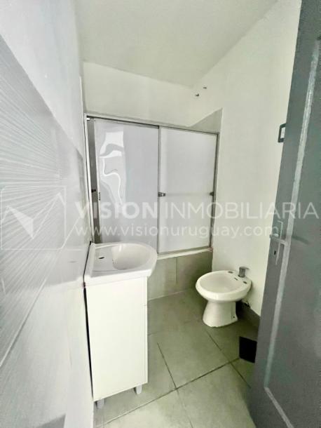 Apartamento Duplex en Venta ideal Renta. Al frente, 4 Dormitorios y 2 Baños, La Unión sobre Av. 8 de Octubre, Piso 1 por escalera, reciclado, impecable para entrar ya. 204 m2 totales 111 m2 interiores + 93 m2 Terrazas. Parrillero.-29