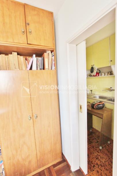 Acogedor apartamento en Pocitos, 3 dormitorios y 2 baños, cocina definida, todo al frente.-39