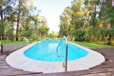 Chacra de 15 hás con el confort de hermosa casa reciclada, barbacoa y piscina climatizada.