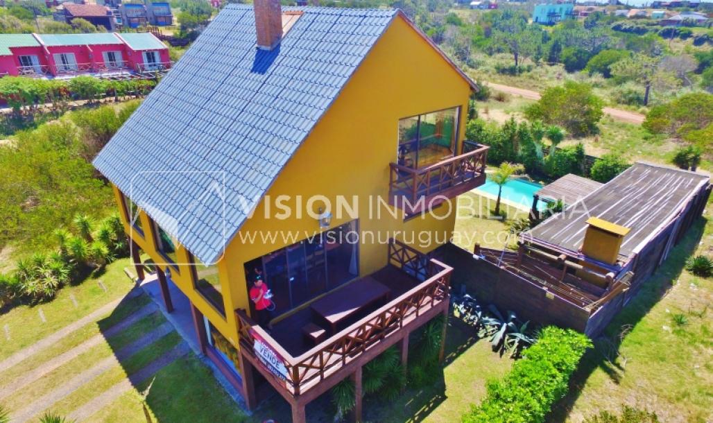 Espectacular Casa en Punta del Diablo a pasos del mar; piscina climatizada, barbacoa, chillout.-11