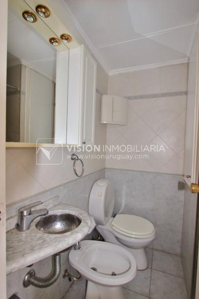 Apartamento-Monoambiente equipado, 25 m2, frente al Punta Carretas Shopping.-13