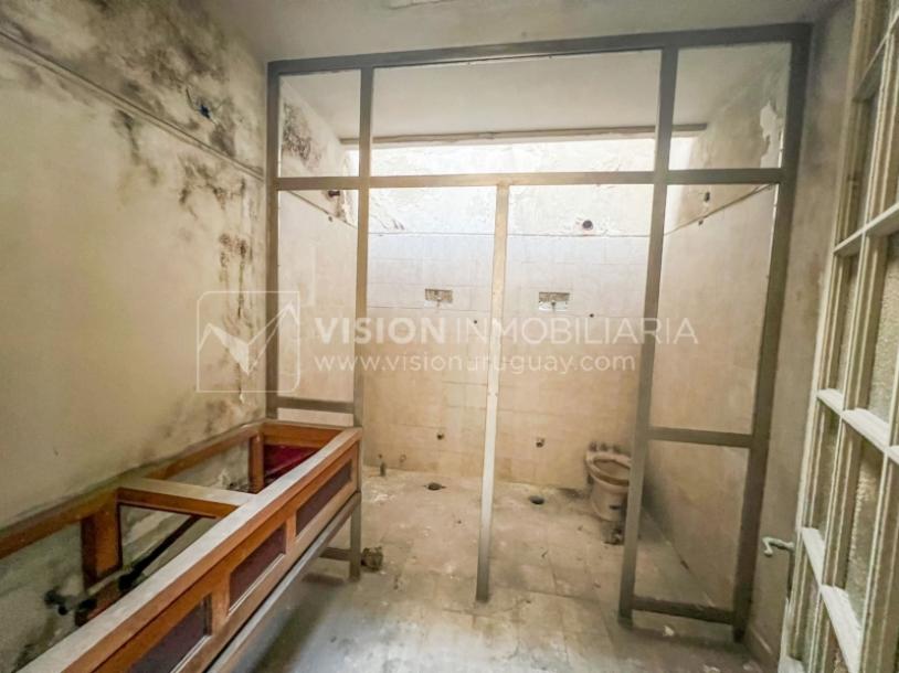 Venta de Palacete: Mansión señorial de 1913 de 690 m2 interiores y 224 de terrazas; 4 plantas, una reciclada inmaculada de gran nivel, completamente Amueblada. Ciudad Vieja. Inversión: U$ 400.000 dólares-66